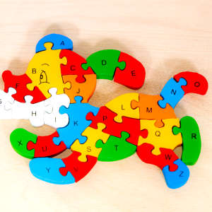 Puzzle 3D din lemn, cu litere si cifre